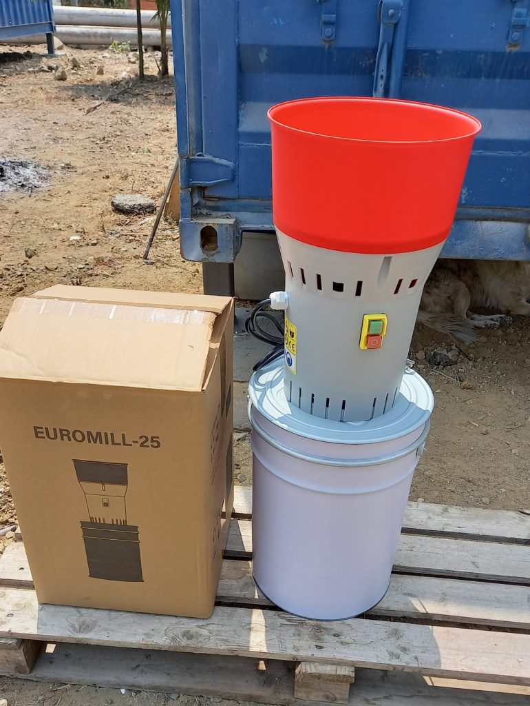 Molino de Granos EUROMILL-25LB con tanque de 25L y capacidad 200-300 KG/h